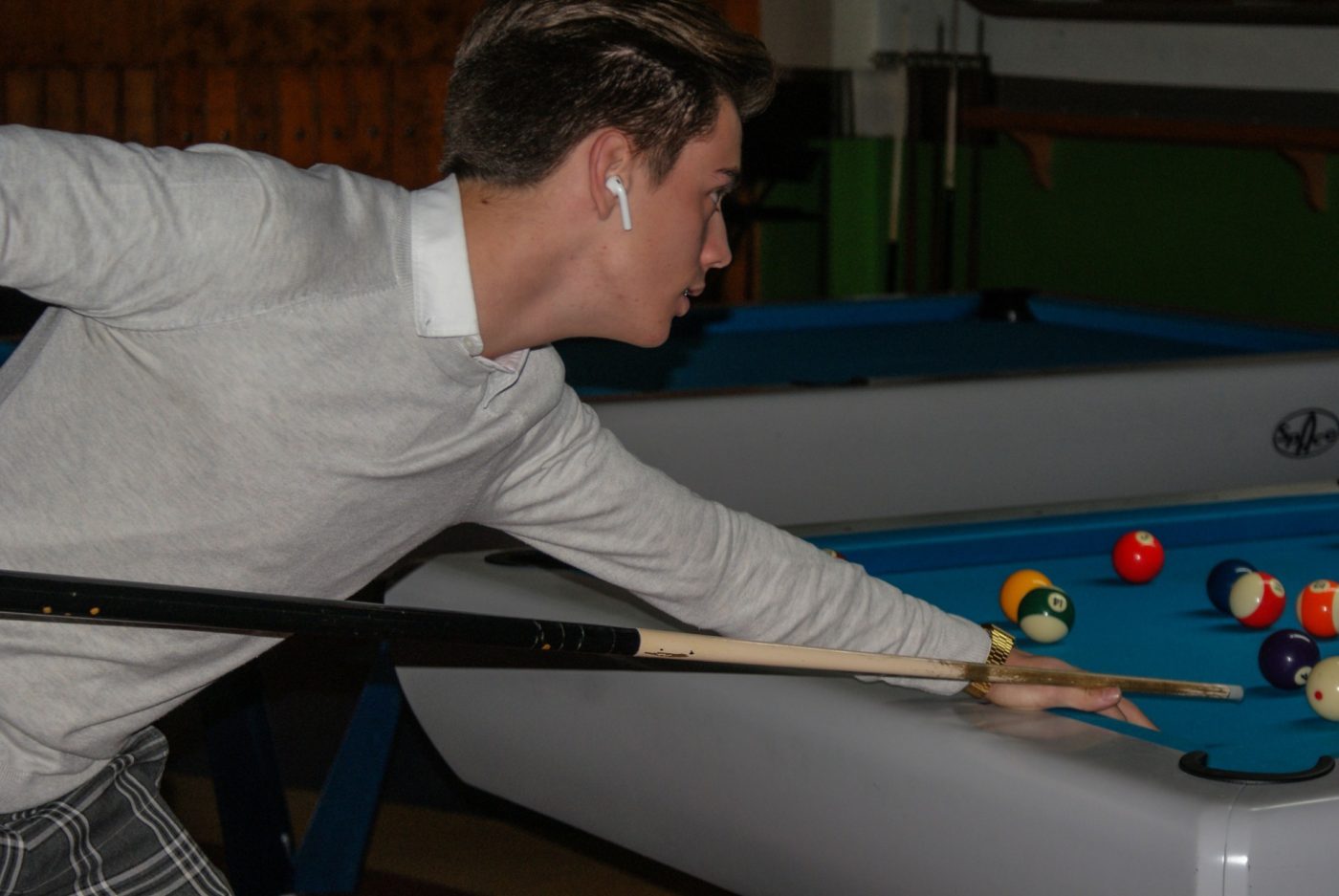 Jovem a jogar bilhar no Good Bowling em Leiria