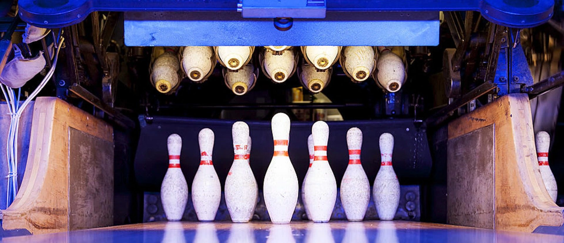 Pinos de bowling prontos a jogar numa pista do Good Bowling em Leiria